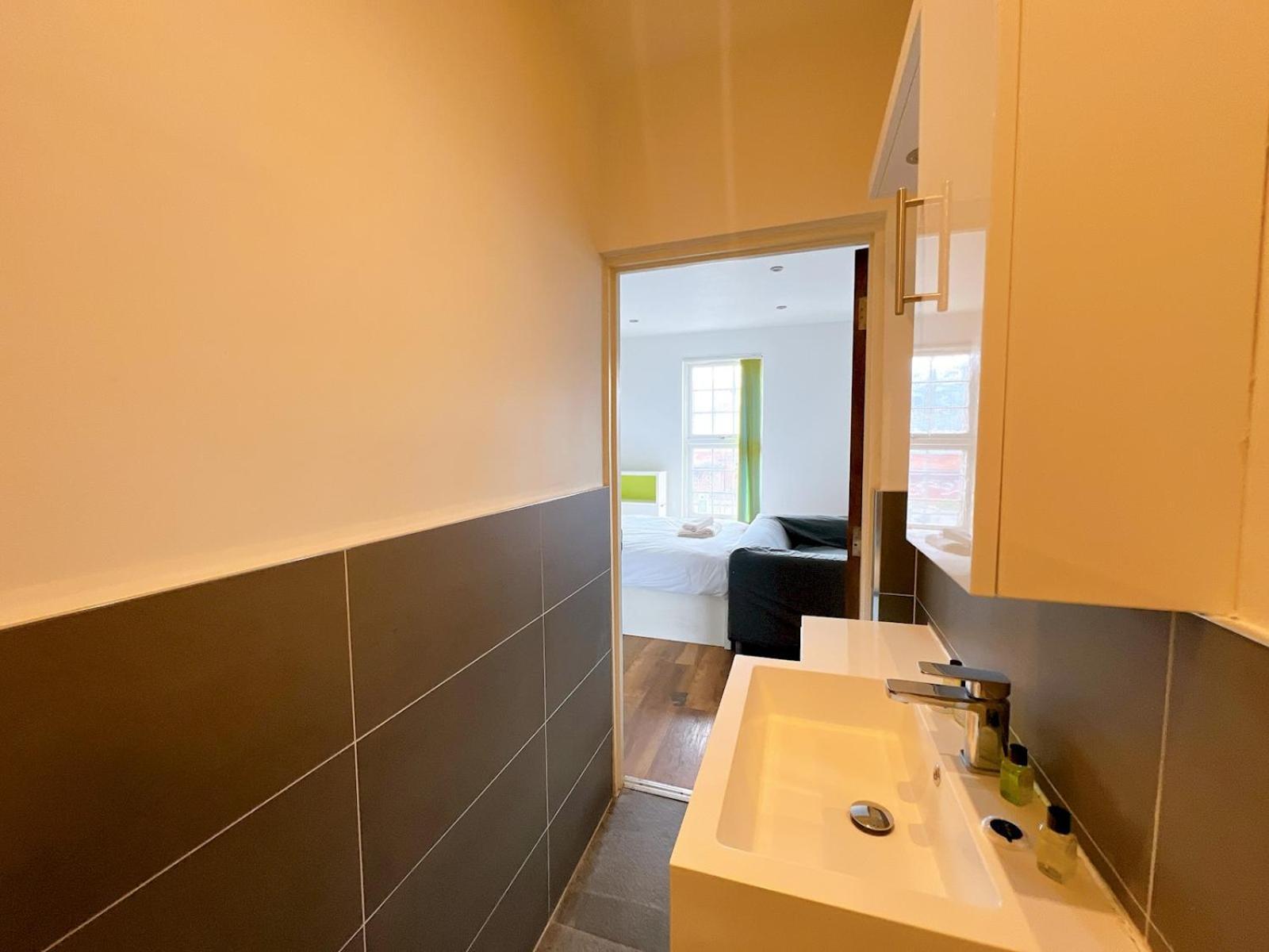 Cosy With Convenient Access To Town Center Pass The Keys Apartment