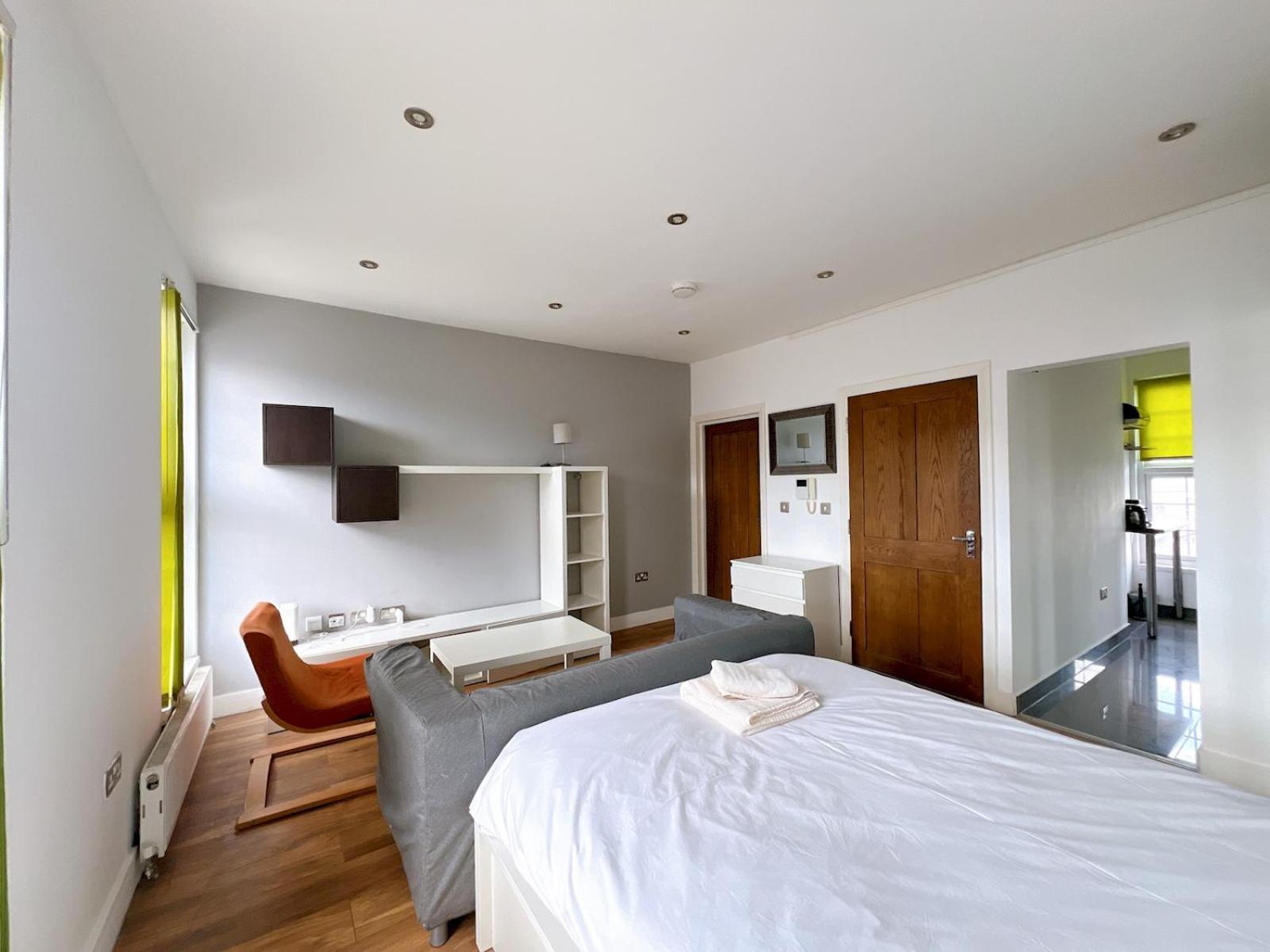 Cosy With Convenient Access To Town Center Pass The Keys *