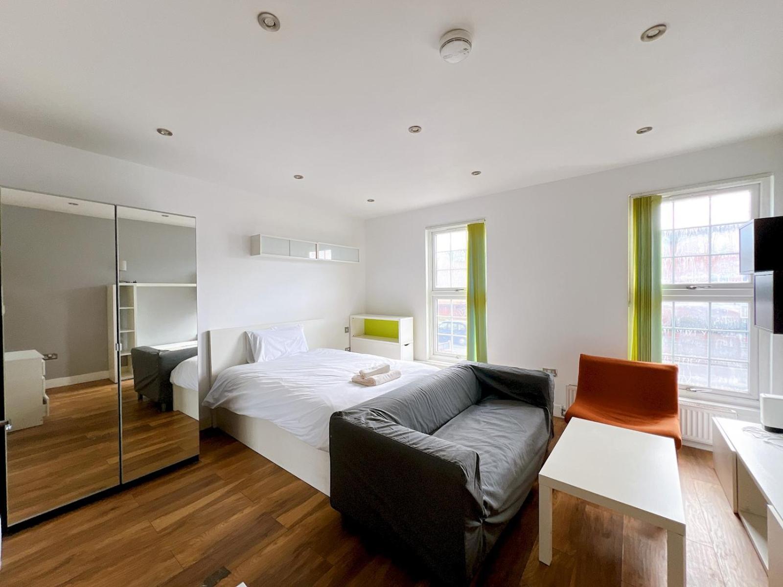 Cosy With Convenient Access To Town Center Pass The Keys Apartment Reading