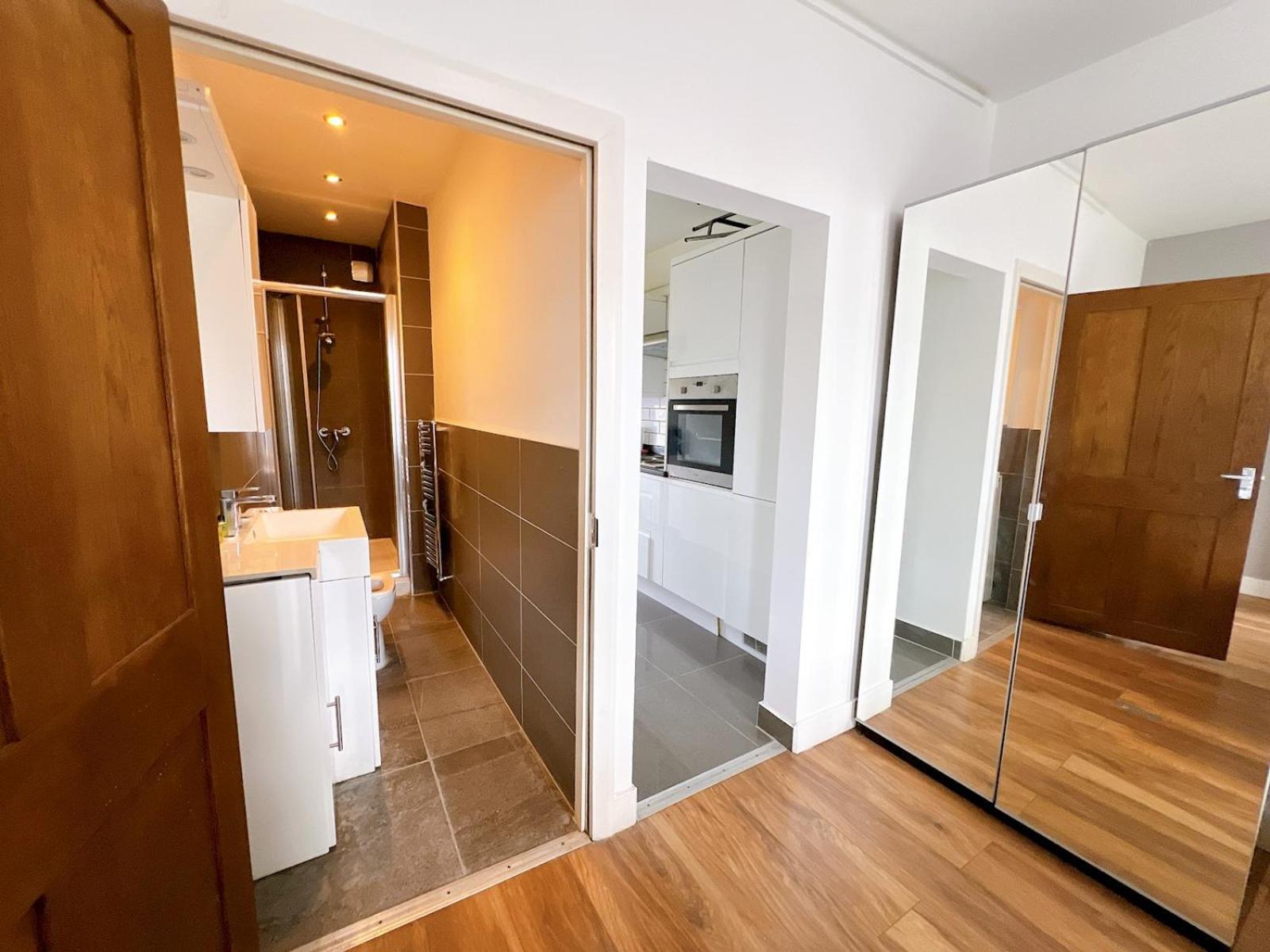 Cosy With Convenient Access To Town Center Pass The Keys Reading