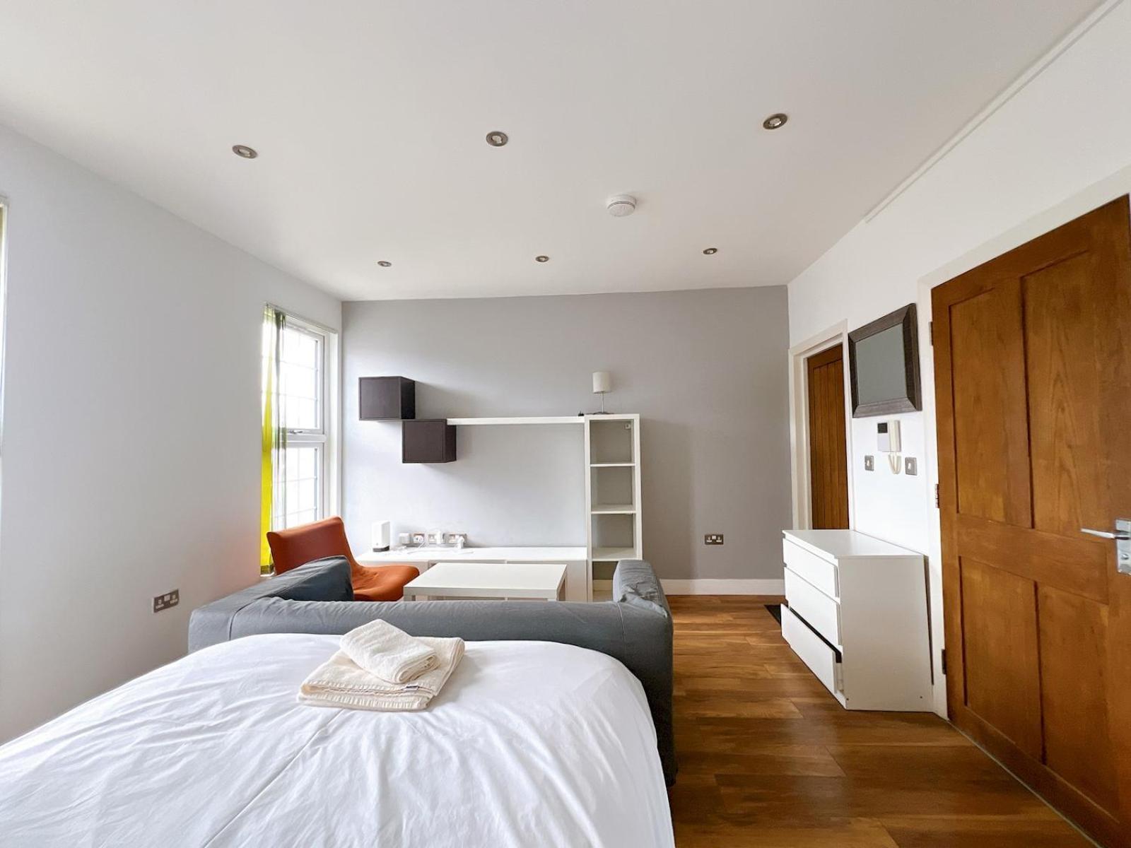 Cosy With Convenient Access To Town Center Pass The Keys * Reading