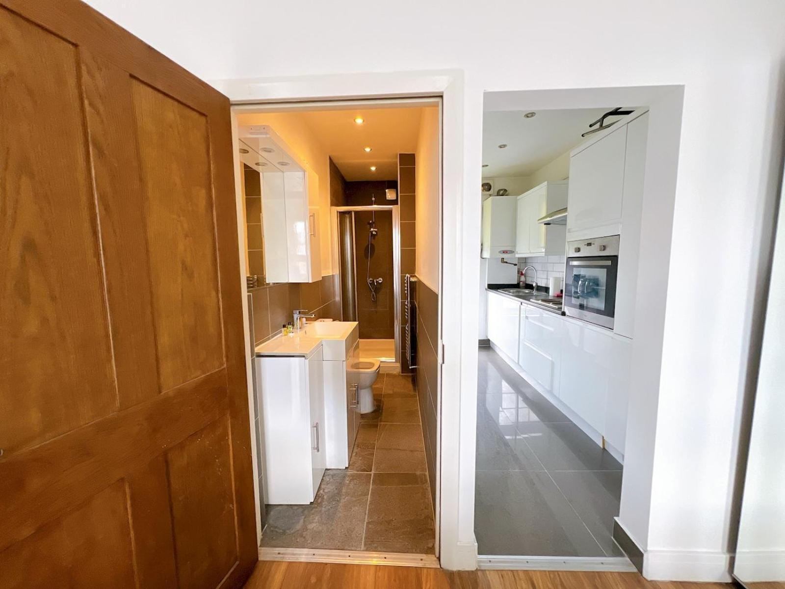 Cosy With Convenient Access To Town Center Pass The Keys *